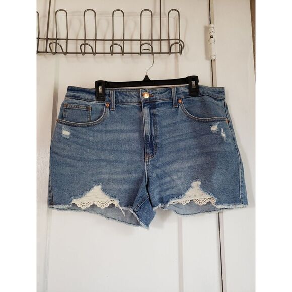 Wild Fable High Rise Distressed Denim Shorts Peek-A-Boo Crochet Lace Accents wom - Picture 1 of 7